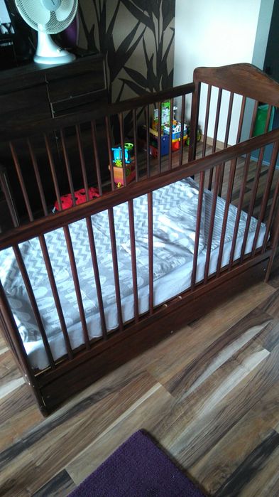 Łóżeczko dla dziecka z szufladą i pełnym wyposażeniem