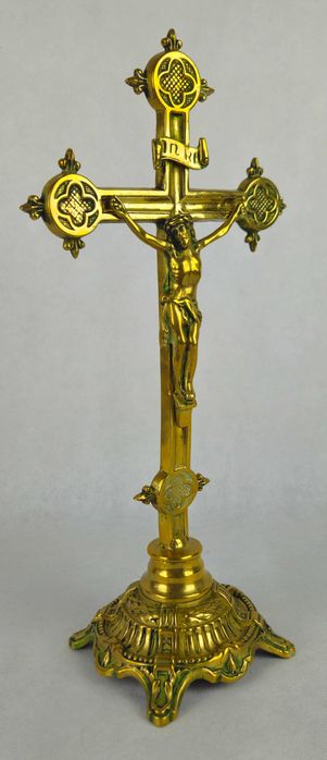 Piękny stary stylowy krzyż mosiężny stojący z Francji