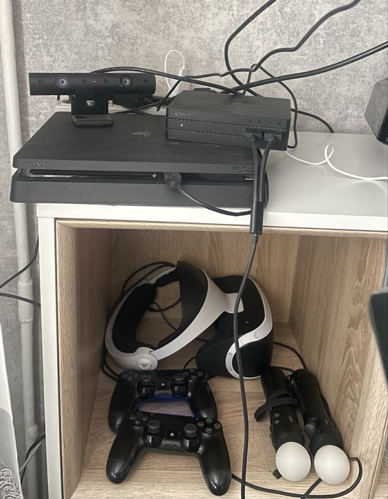 Продам PS4 Slim на 1Тб+VR+Movie