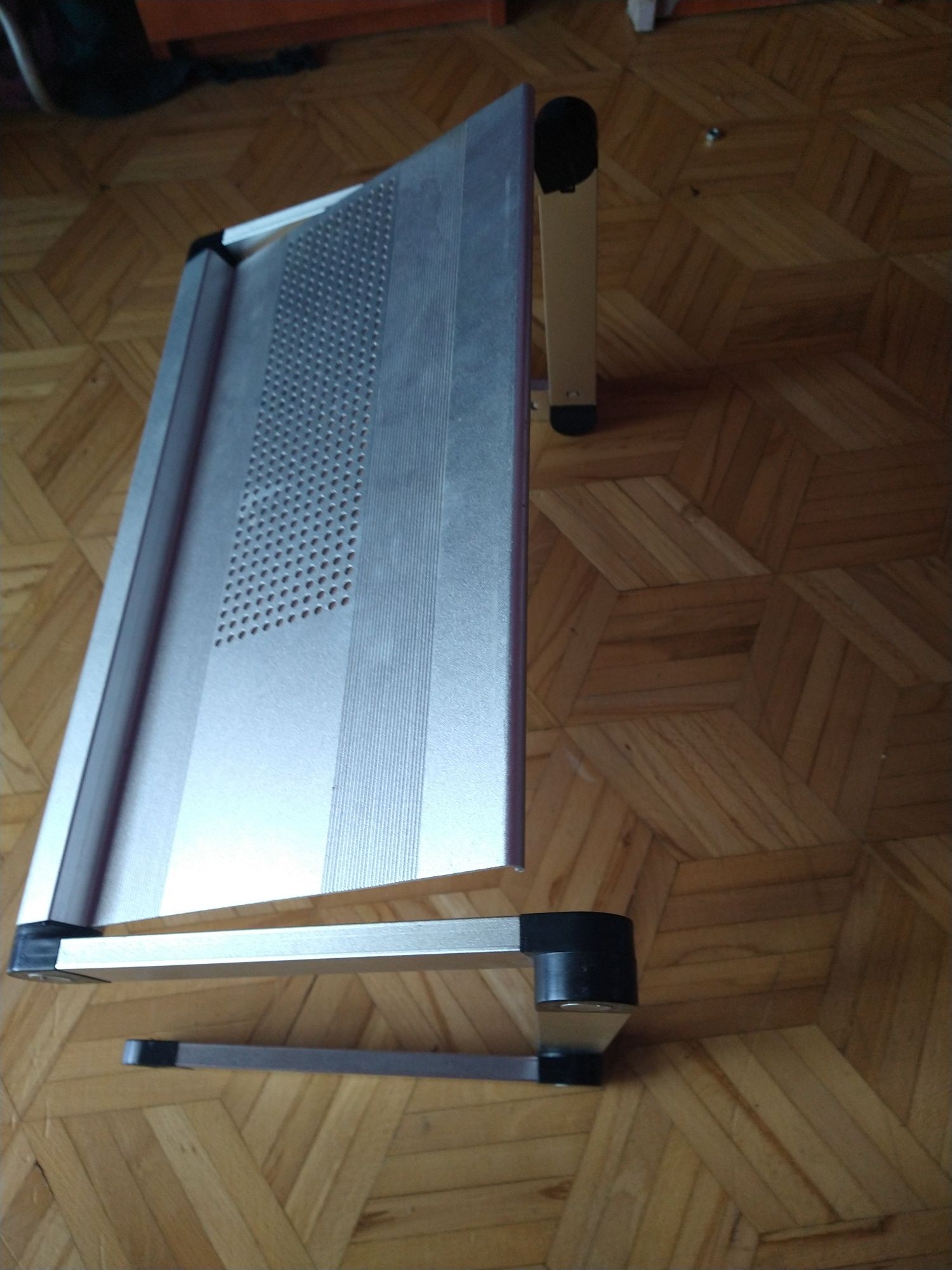 Regulowany stolik nocny na laptopa