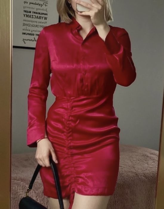 Różowa satynowa krótka sukienka mini koszulowa z marszczeniem święta