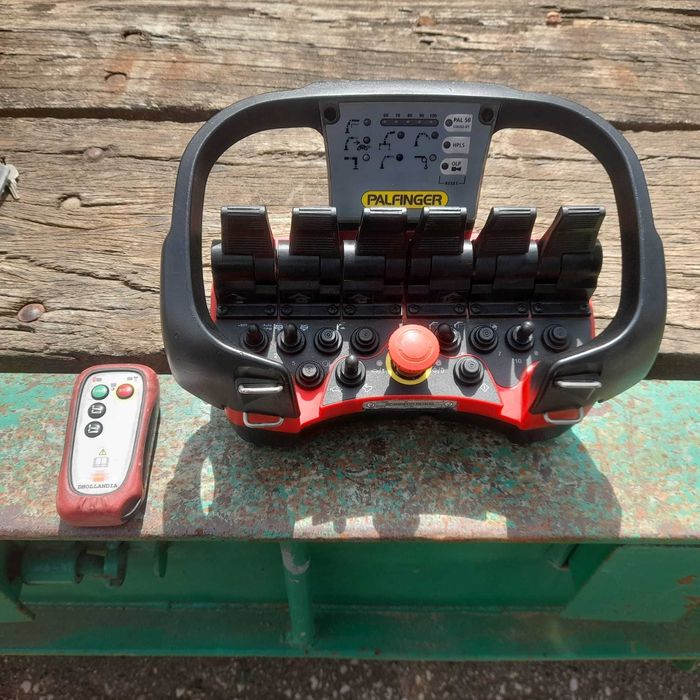 Camião DAF 75 6x2 com GRUA