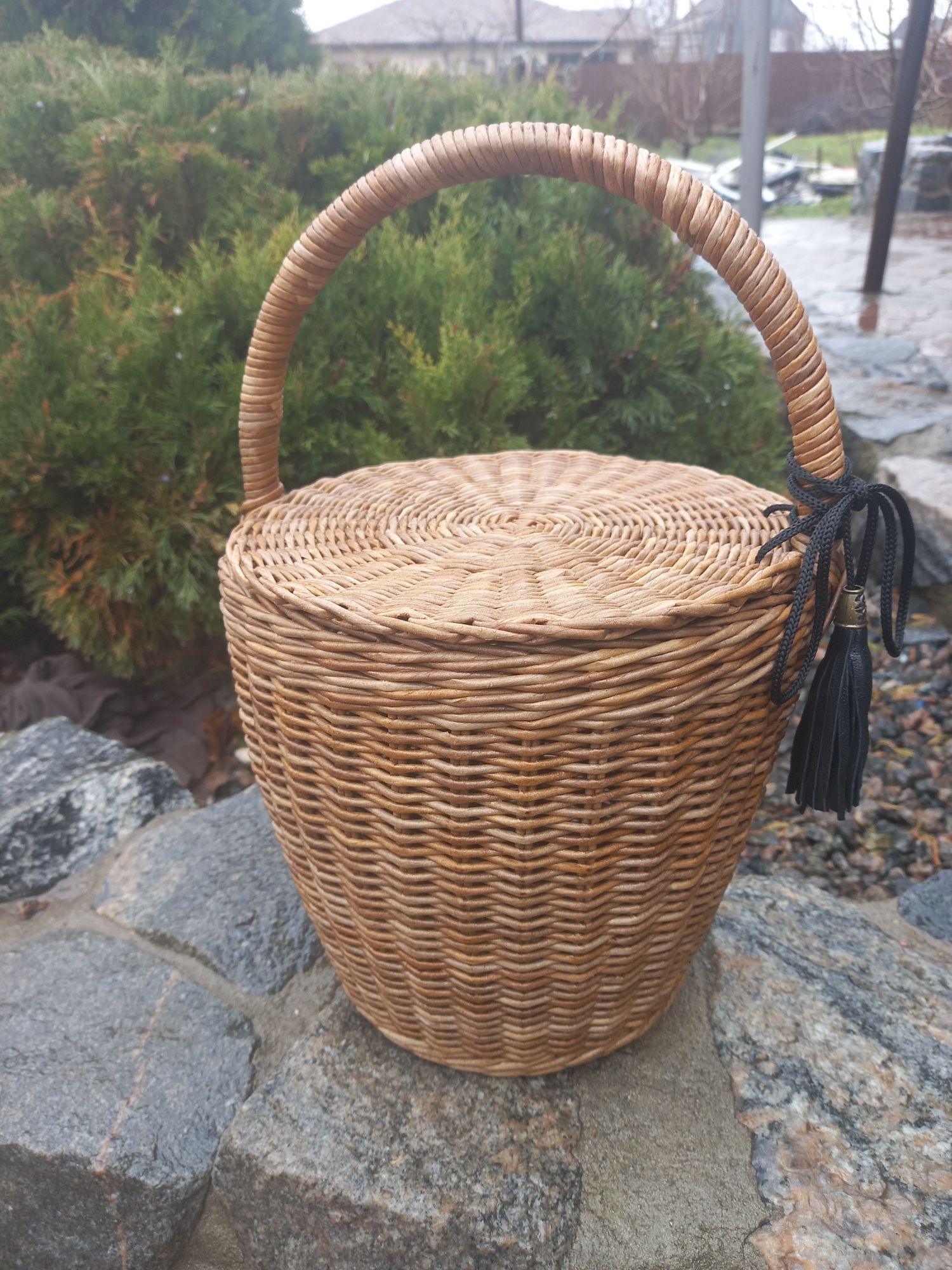 Плетений кошик с кришкою