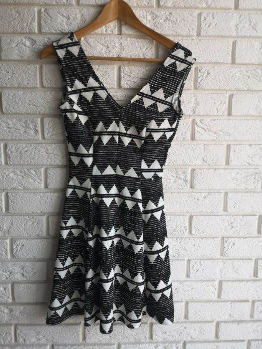 Czarno biała sukienka wzorki azteckie H&M 34 XS