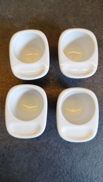 Podstawki na jajka, białe ceramiczne z uchwytami 4 sztuki