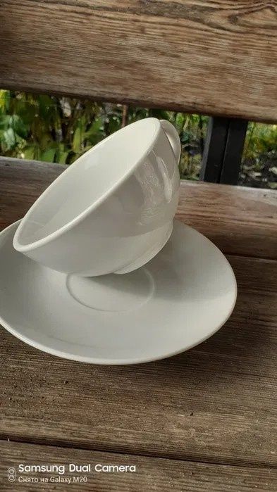 Посуда для кафе. В белом цвете.  Мерные стаканы. Столовые приборы.
