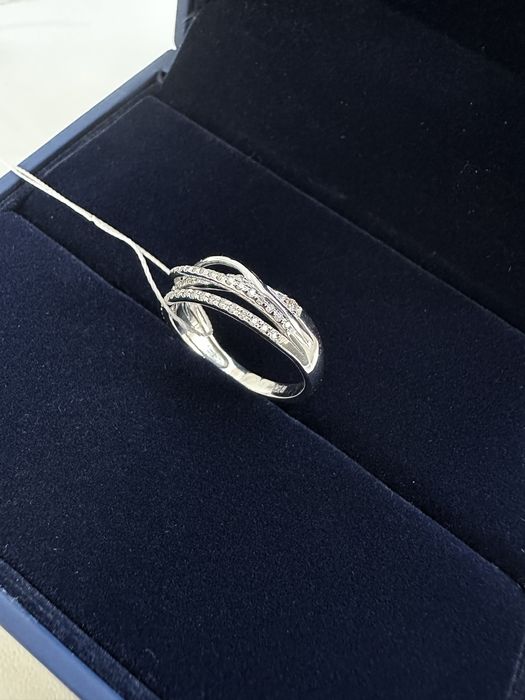 Каблучка з білого золота з діамантами