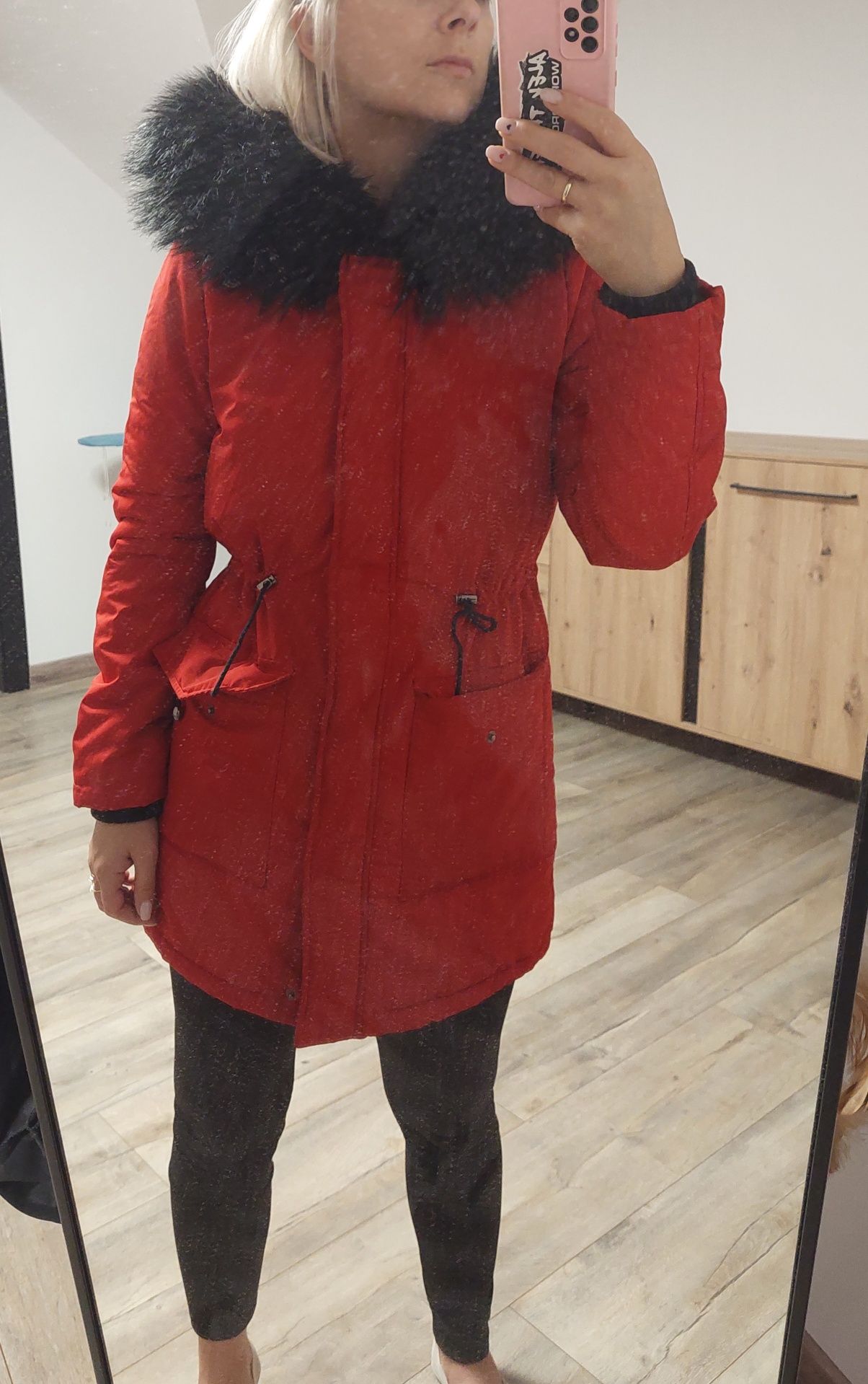 Piękna czerwona  kurtka jenot