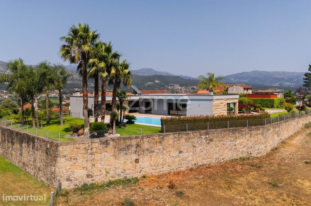 Moradia T4 c/ piscina e 1,7 ha em Arcos de Valdevez