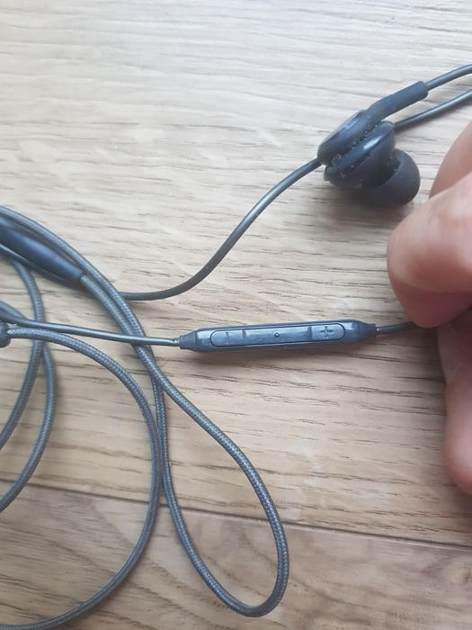 Sluchawki przewodowe marki Samsung AKG