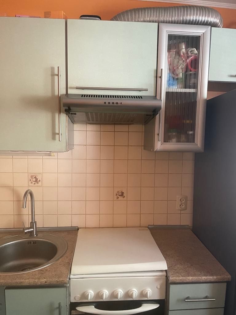 Вбудовані меблі для кухні , газова плита, мийка, витяжка