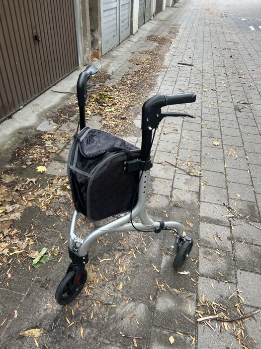Chodzik inwalidzki trojkolowy