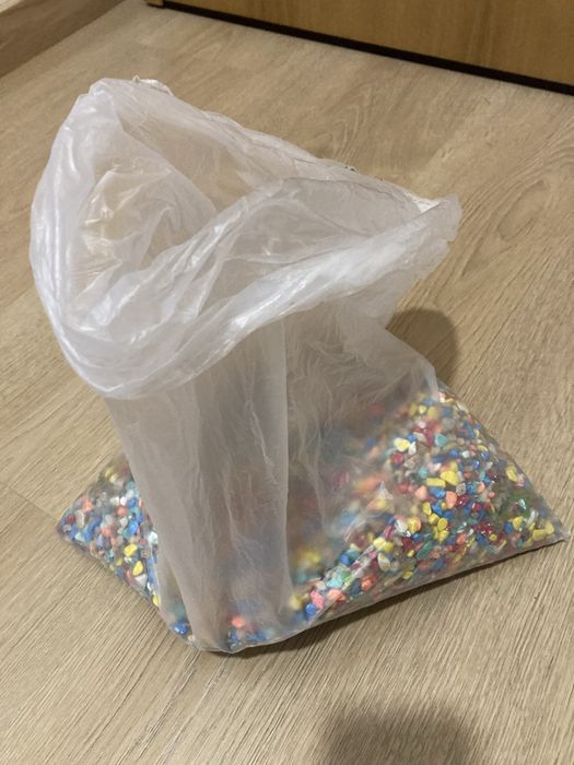 Pedra colorida fundo aquario