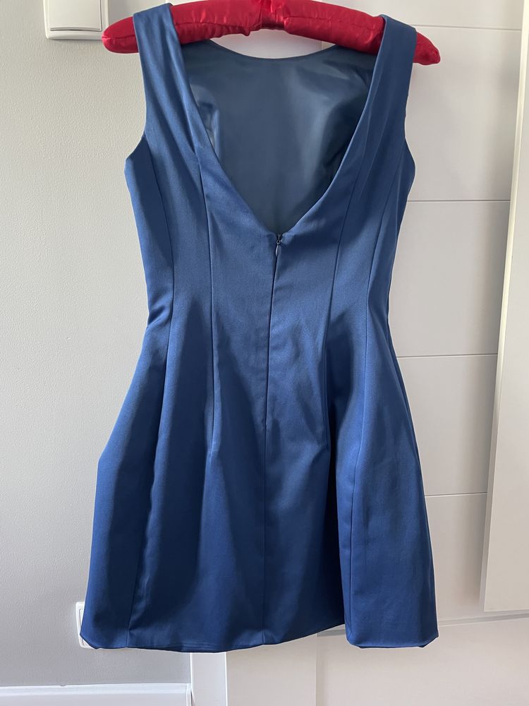 Niebieska sukienka dekolt na plecach