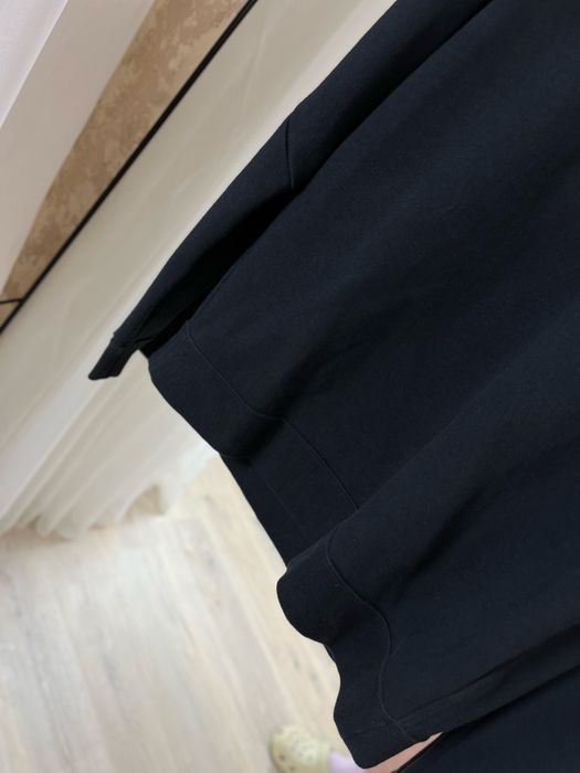 Nike Sportswear Tech: Світшот з кишенею на блискавці та Swoosh