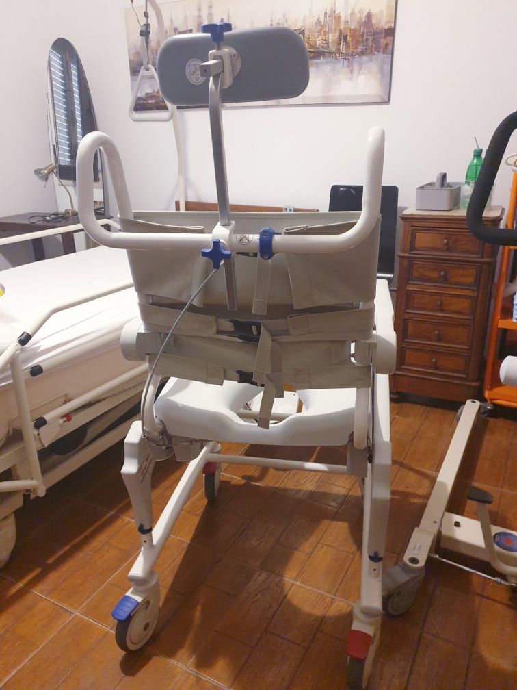 Cadeira multifuncional de banho Aquatec para mobilidade reduzida