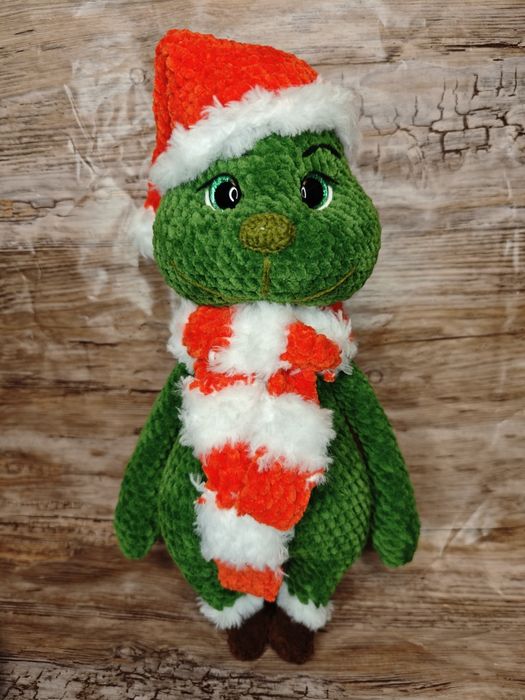 Maskotka Grinch na szydełku.