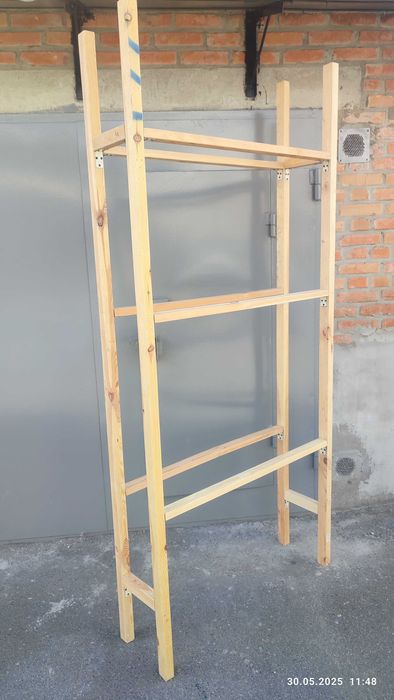Стелаж дерев'яний без полиць вживаний
