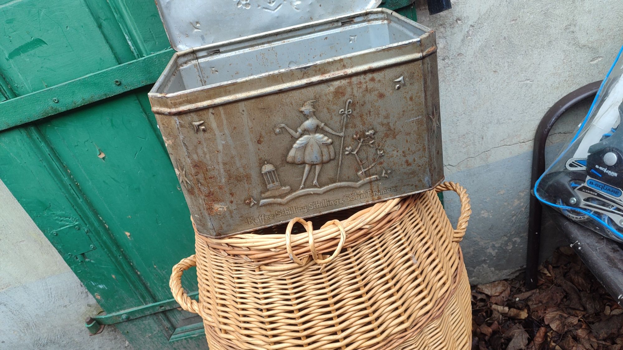 Zabytkowa skrzynka metalowa