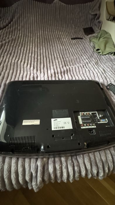 Телевізор Samsung 26” + кріплення на стіну