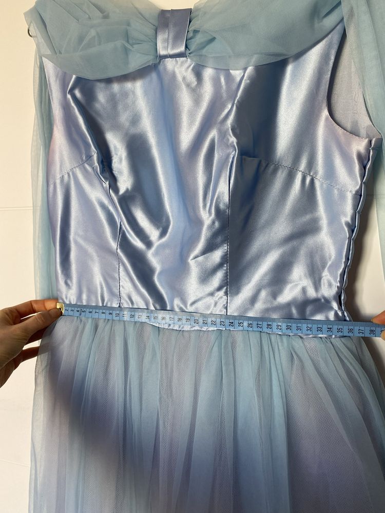 Błękitna suknia balowa z tuilem Kopciuszek