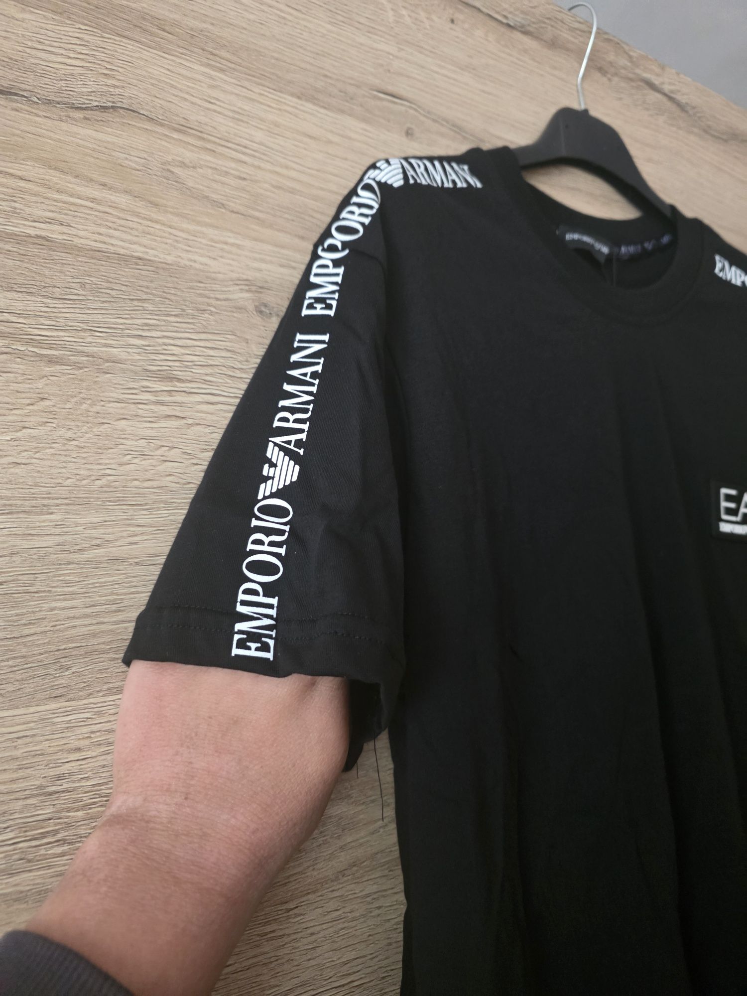 Koszulka męska Armani w kolorze czarnym logo jest szyte i lampsami
