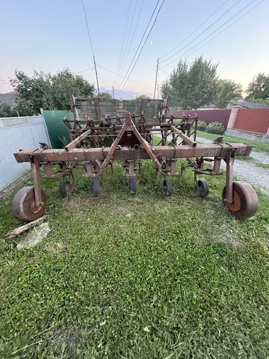 Трактор ЮМЗ 6 з прицепом, культиватором і марком