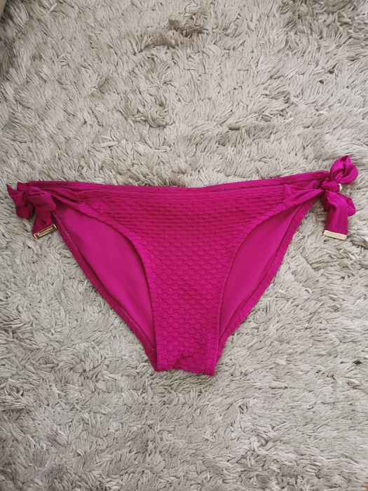 Ciekawy i wygodny, jednolity dół damskiego bikini marki Censored