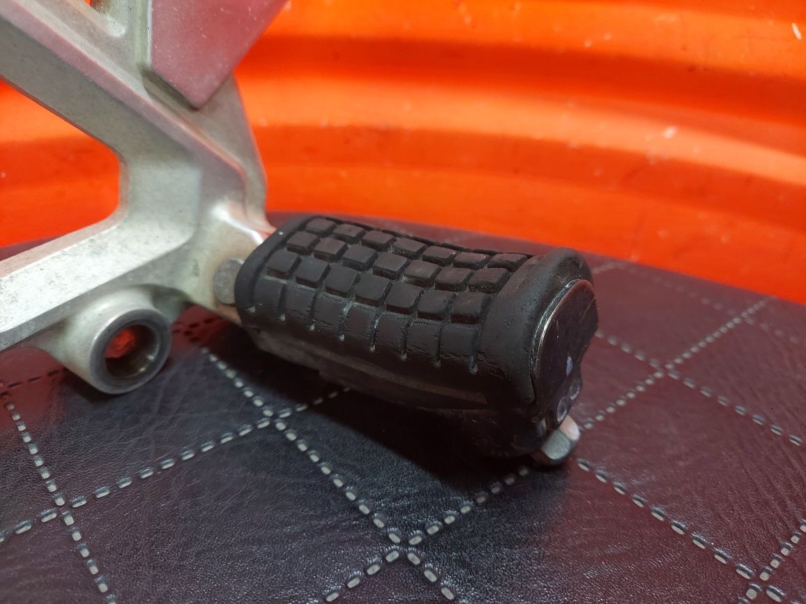 Set lewy Honda CBR 125 JC50 r.10-16 mocowanie Podnóżek kierowcy stopka