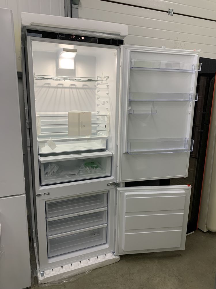 Новий Холодильник вбудований  Electrolux kns7te75s ширина 70см
