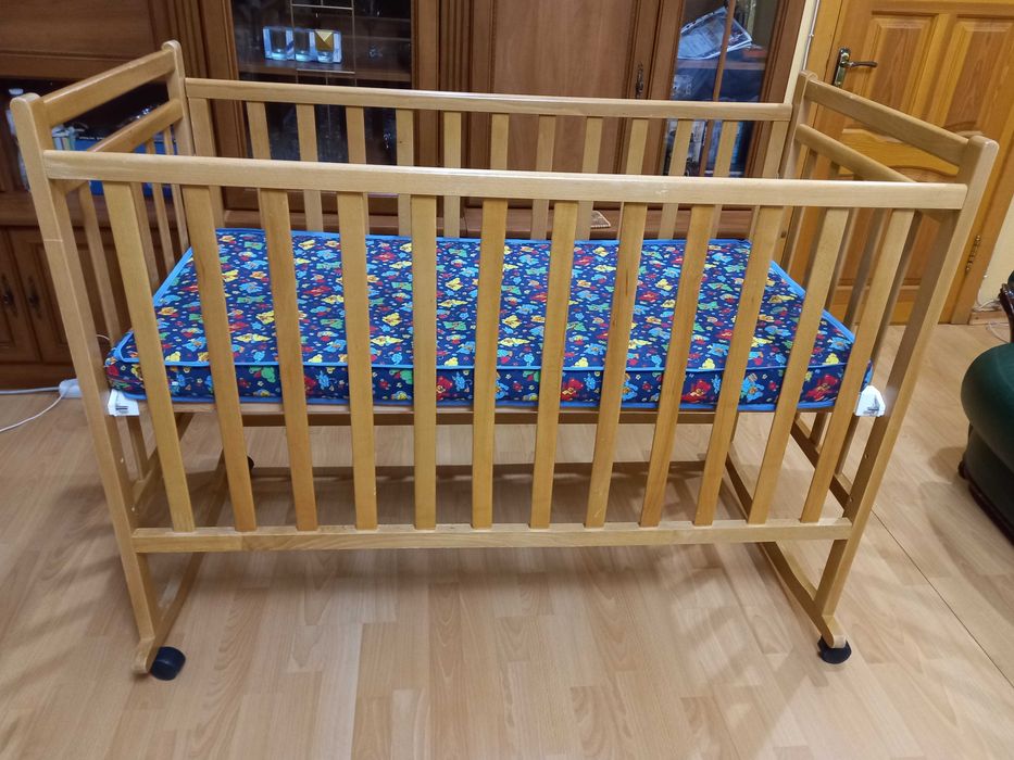 Детская Деревянная Кроватка на Колесиках с Ортопедическим Матрасом