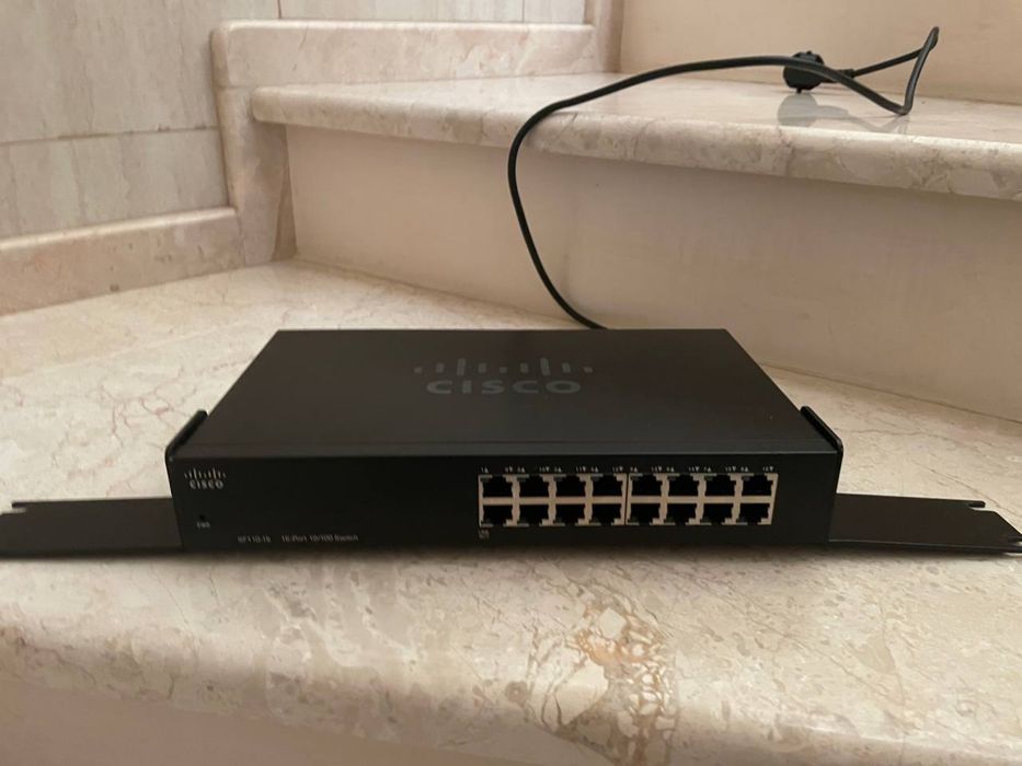 Комутатор CISCO SF100-16