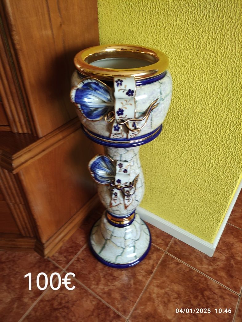 Várias peças de porcelana como novas