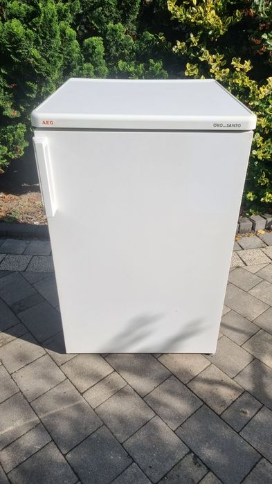 Mała lodówka AEG z zamrażalnikiem