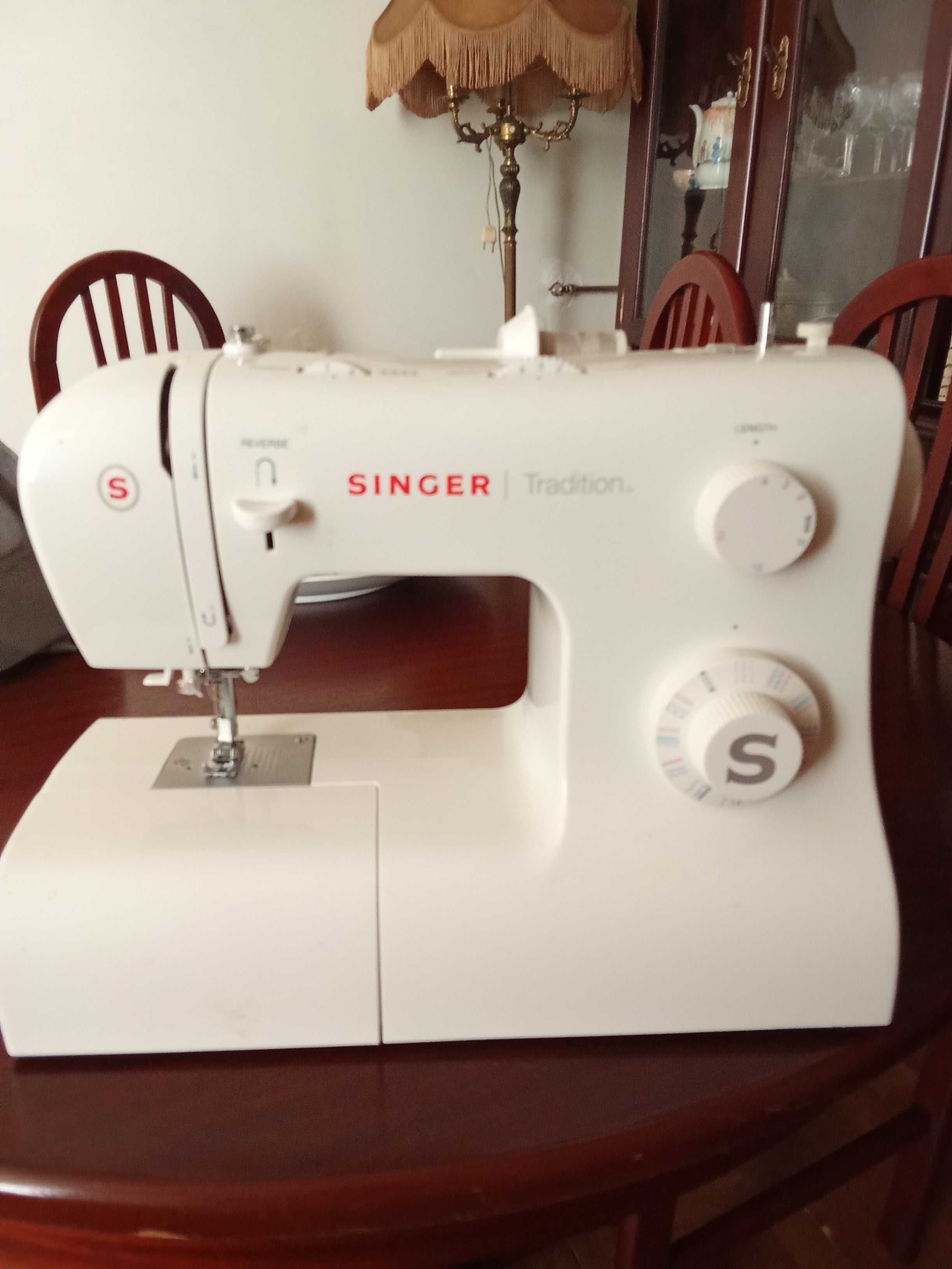 Máquina costura Singer, com pouco uso