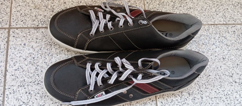 Sapatos de homem 43