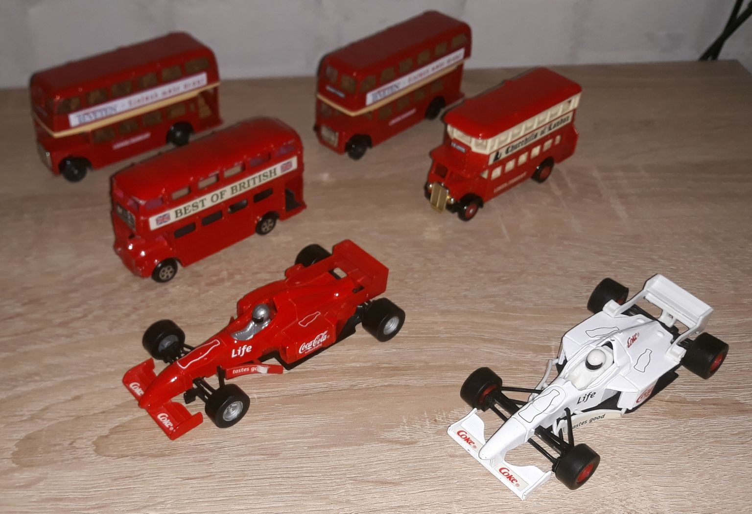 Cztery brytyjskie autobusy i dwa samochody Formuły 1