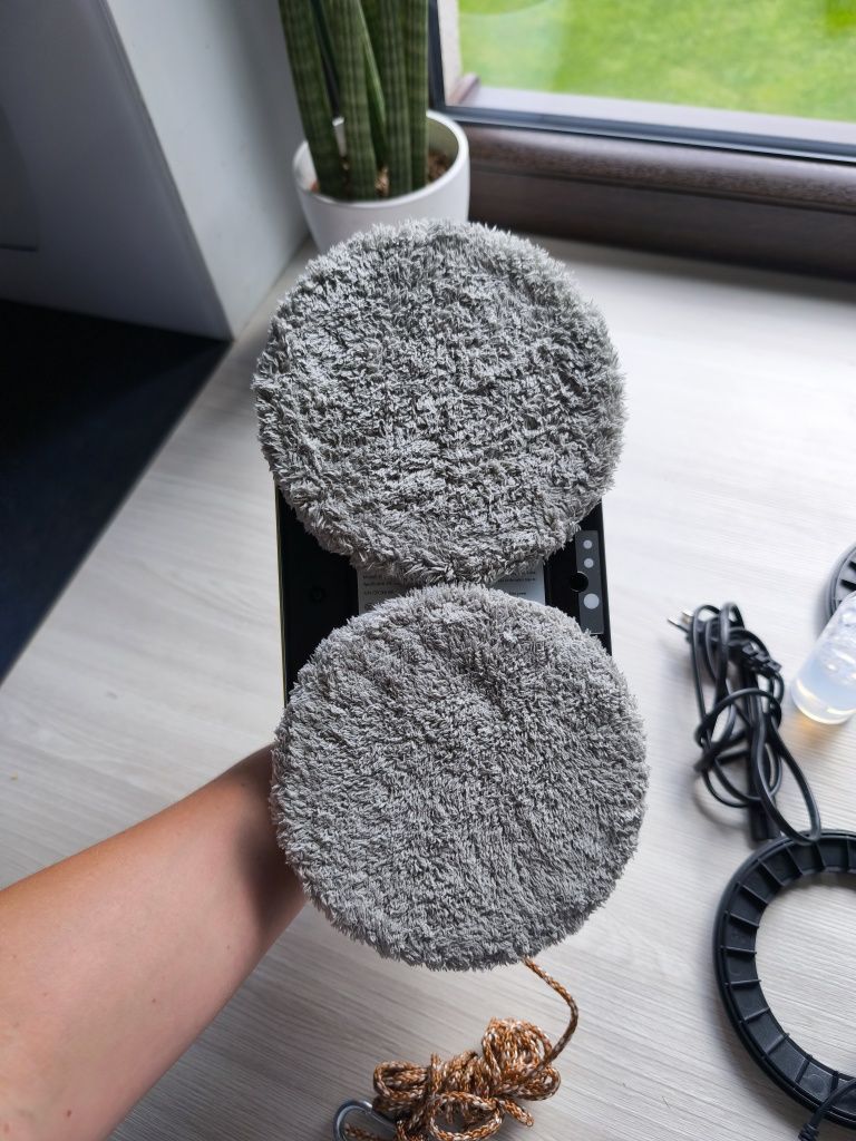 Robot do mycia okien ze spryskiwaczem jak nowa