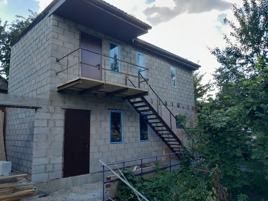 Каменщик, муляр.