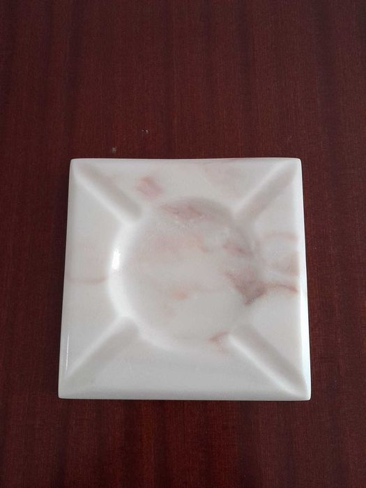 Cinzeiros de Mármore esculpidos à mão