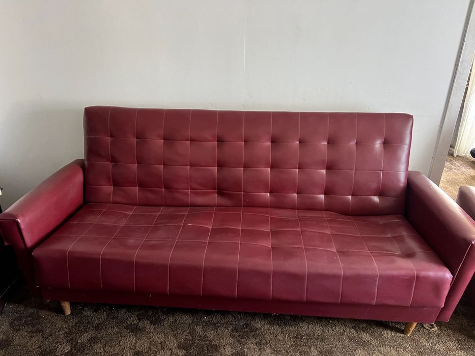 Sofá-cama vermelho – bom estado funcional