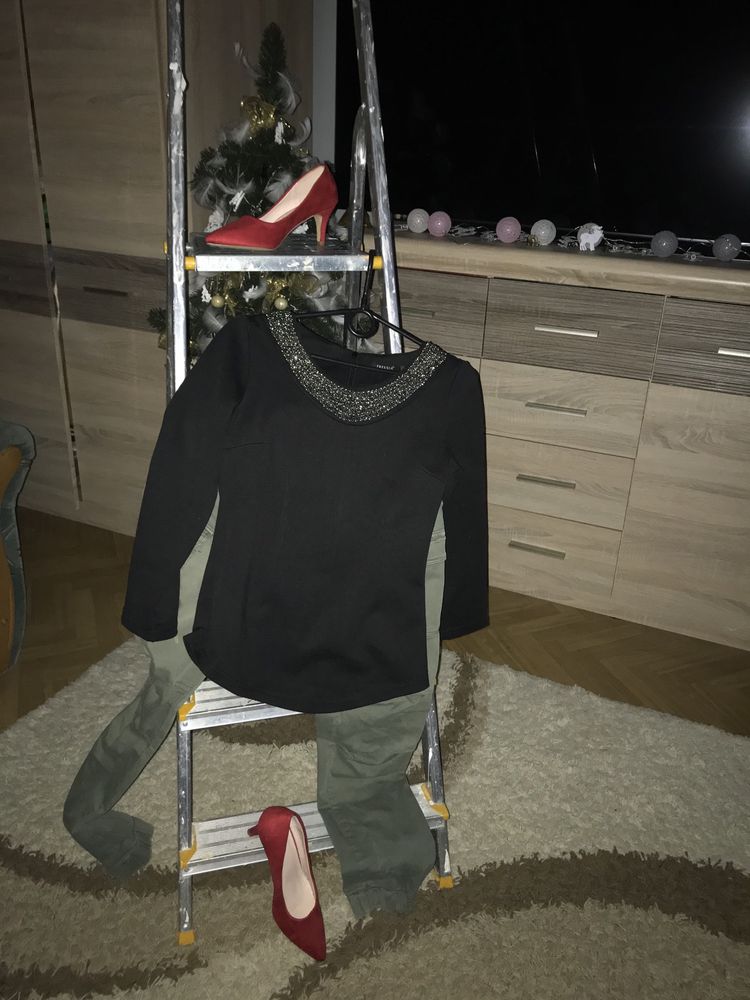 Bluzka czarna ozdobiona pid szyją Freesja Collection