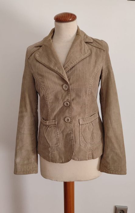 Casaco Bombazina Bege - Massimo Dutti - S

- Tamanho 38 (S)

Os portes