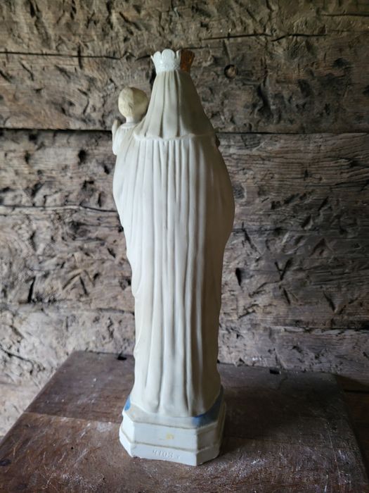Biskwit Maryja Królowa z porcelany