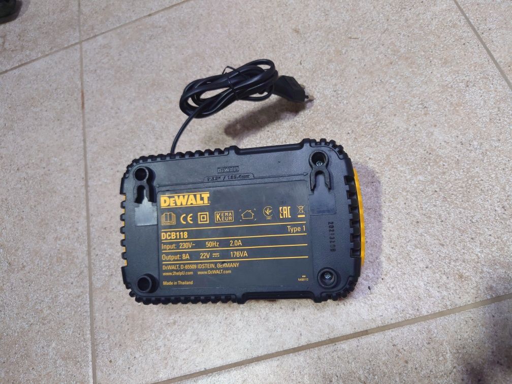 Зарядка DeWalt DCB118.