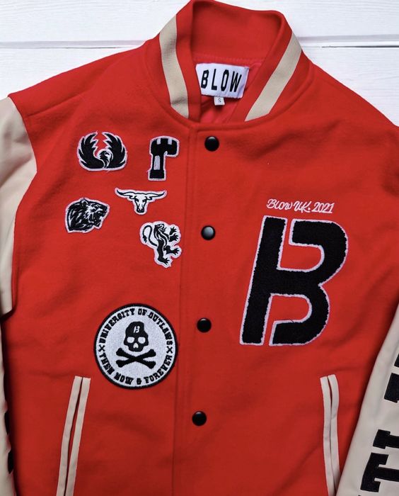 Kultowa kurtka bejsbolówka varsity Blow z naszywkami
