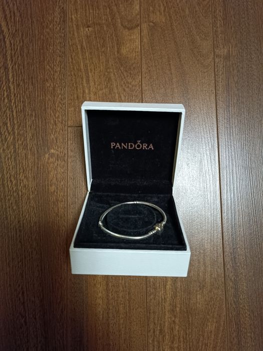 Серебряный браслет Pandora.