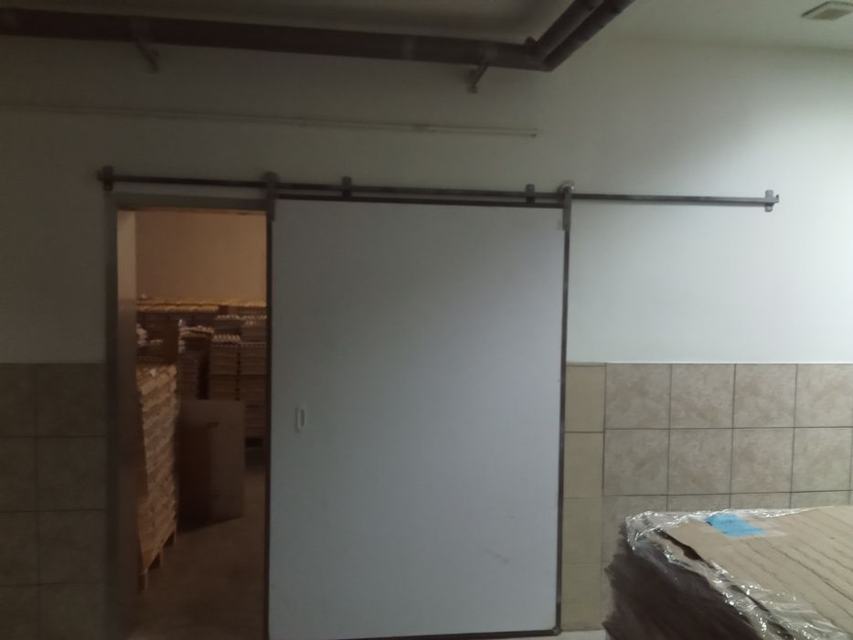 Drzwi przesuwne na szynie metalowej