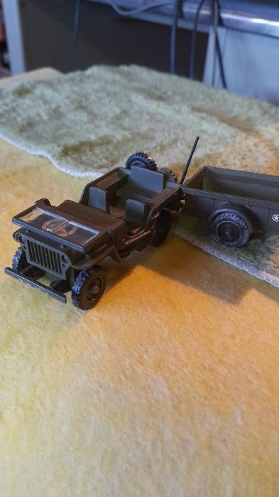 Miniatura jeep com atrelado