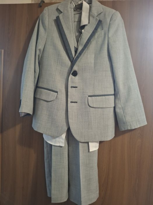 Продам костюм сірого кольору на хлопчика